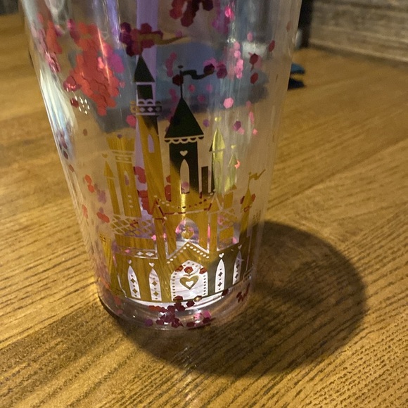 Castle tumbler with confetti and straw. - Picture 2 of 2